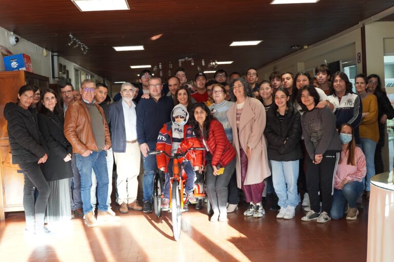 Rádio Regional do Centro: Oliveira do Bairro: Mateus recebe bicicleta eléctrica adaptada para ir às aulas