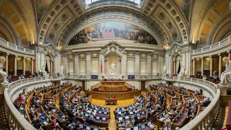 Rádio Regional do Centro: Parlamento aprova a legalização da Eutanásia em votação final global