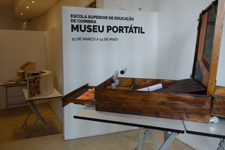 Rádio Regional do Centro: Coimbra: Galeria Almedina acolhe exposição “Museu Portátil”  até dia 14 de Maio