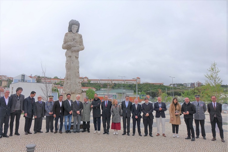 Rádio Regional do Centro: Guimarães apresenta em Coimbra estátua de D. Afonso Henriques que vai para Espanha