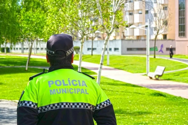 Rádio Regional do Centro: Polícia Municipal de Coimbra retira das ruas 68 viaturas abandonadas