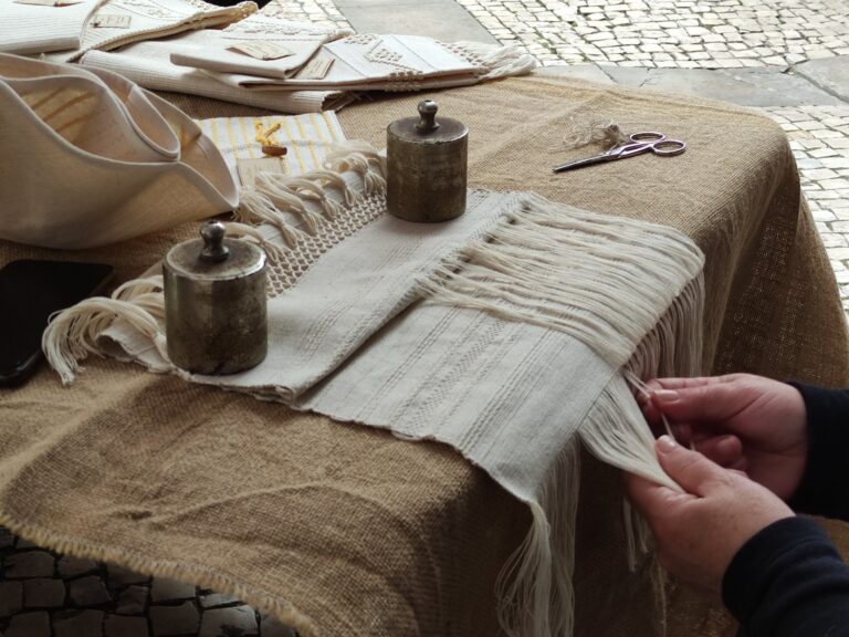 Rádio Regional do Centro: Feira de Artesanato Urbano e “Montra das Artes & Ofícios” animam a Baixa de Coimbra
