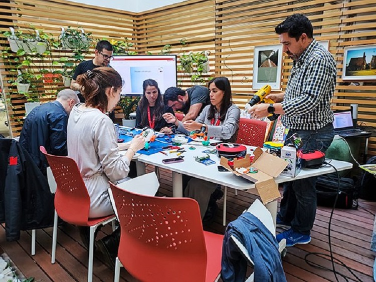 Rádio Regional do Centro: Associação e empresa de Coimbra adaptam brinquedos para crianças com limitações