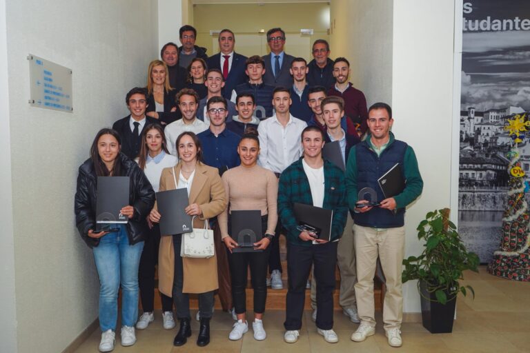 Rádio Regional do Centro: Estudantes-atletas que representam o IPC premiados pela instituição Rádio Regional do Centro: Estudantes-atletas que representam o IPC premiados pela instituição