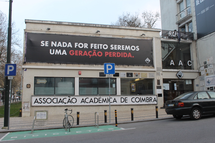 Rádio Regional do Centro: AAC: Alunos carenciados perdem bolsa por viverem com familiares