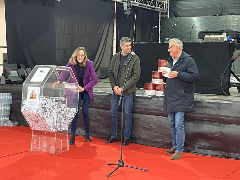 Rádio Regional do Centro: AEC anuncia vencedores da Tômbola de Natal e Concurso de Montras Rádio Regional do Centro: AEC anuncia vencedores da Tômbola de Natal e Concurso de Montras