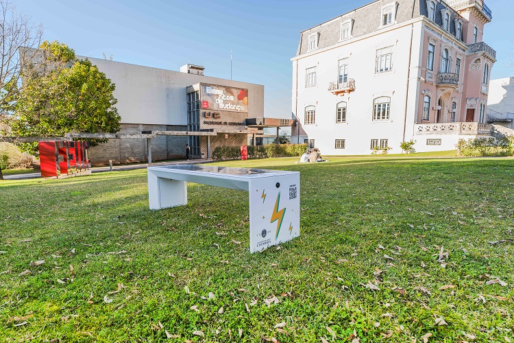 Rádio Regional do Centro: Universidade de Coimbra tem banco com energia solar que carrega telemóveis