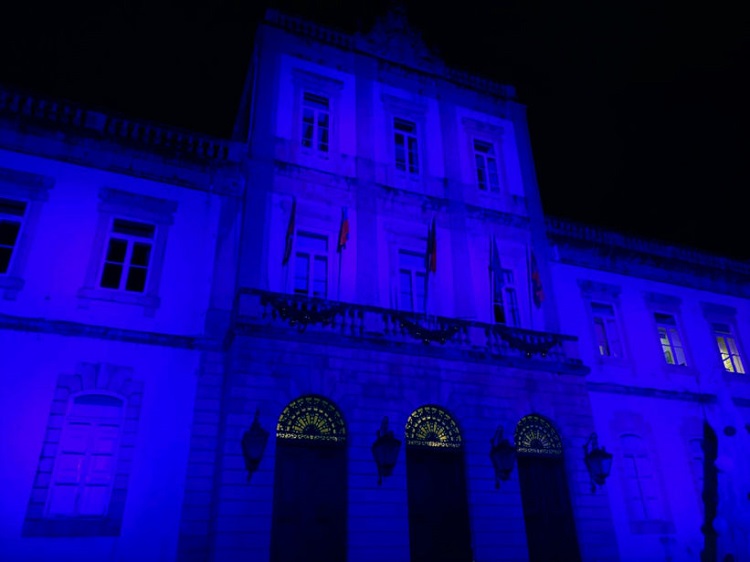 Rádio Regional do Centro: Câmara de Coimbra ilumina-se de azul para lembrar doentes com Angelman Rádio Regional do Centro: Câmara de Coimbra ilumina-se de azul para lembrar doentes com Angelman