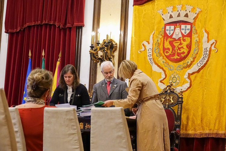 Rádio Regional do Centro: Câmara de Coimbra entrega mais 9 habitações a famílias com baixos recursos