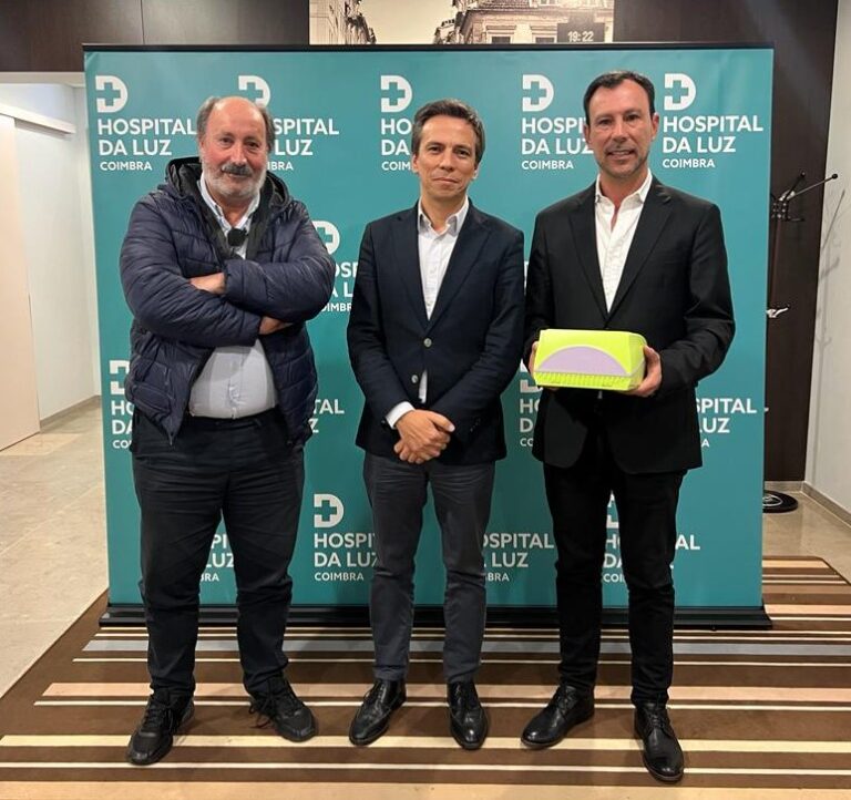 Rádio Regional do Centro: Hospital da Luz Coimbra oferece desfibrilhador à AAC – Secção de Futebol Rádio Regional do Centro: Hospital da Luz Coimbra oferece desfibrilhador à AAC – Secção de Futebol