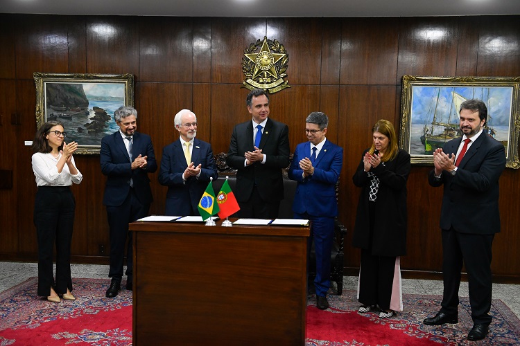 Rádio Regional do Centro: Câmara de Coimbra assina acordo de cooperação no Senado Federal do Brasil