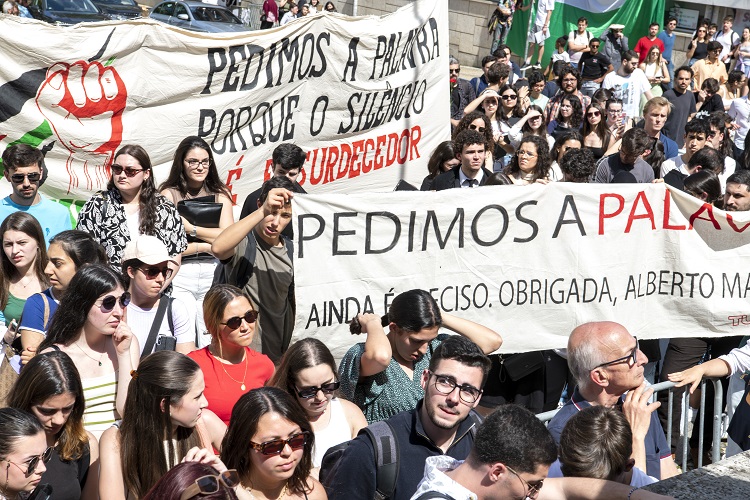 Rádio Regional do Centro: Estudantes em Coimbra pediram a palavra para falar da Palestina Rádio Regional do Centro: Estudantes em Coimbra pediram a palavra para falar da Palestina