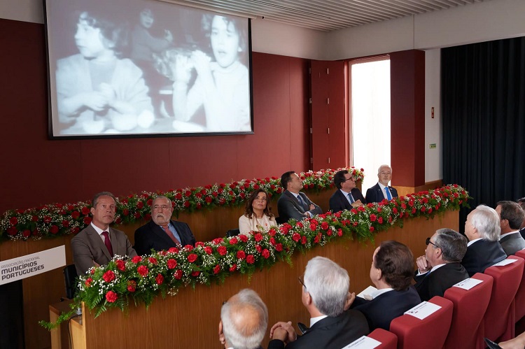 Rádio Regional do Centro: Primeiro-ministro diz em Coimbra que regionalização não é prioridade do Governo Rádio Regional do Centro: Primeiro-ministro diz em Coimbra que regionalização não é prioridade do Governo