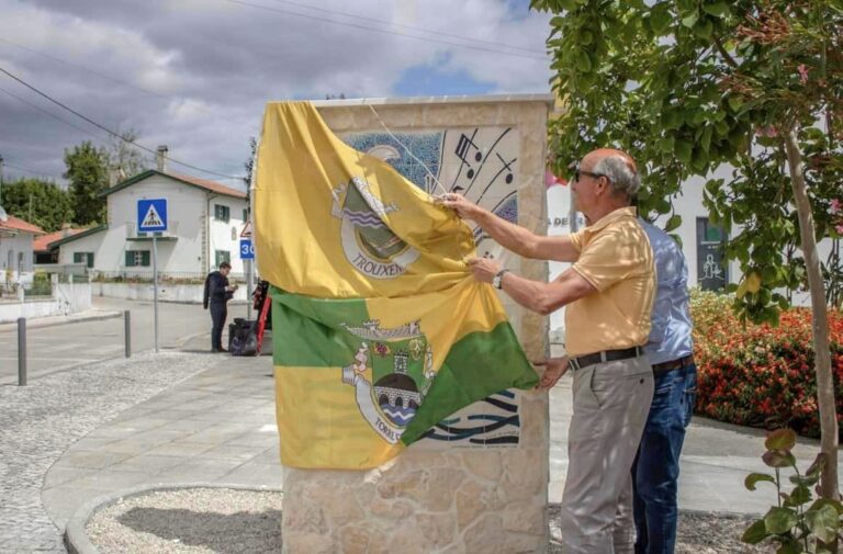 Rádio Regional do Centro: Obra de arte em azulejo homenageia estudante universitário em Trouxemil