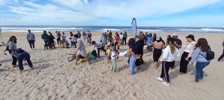 Rádio Regional do Centro: Cerca de 70 pessoas recolheram mais de 40kg de lixo na Praia da Tocha