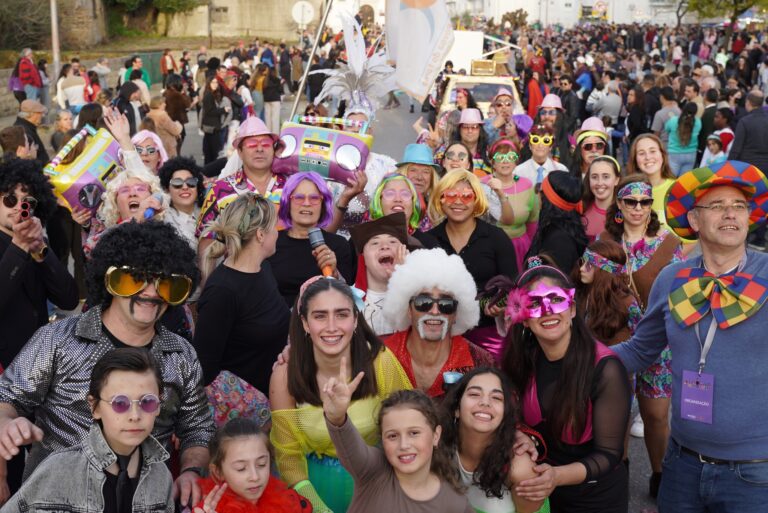 Rádio Regional do Centro: Desfile de Carnaval levou milhares de pessoas a Oliveira do Bairro
