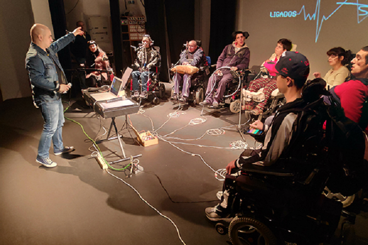 Rádio Regional do Centro: “Ligados às Máquinas” de Coimbra apresentam álbum de estreia no Dia da Liberdade