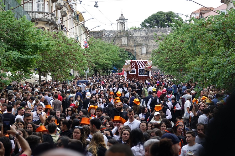 Rádio Regional do Centro: Cortejo da Queima das Fitas de Coimbra muito participado e com mensagens políticas