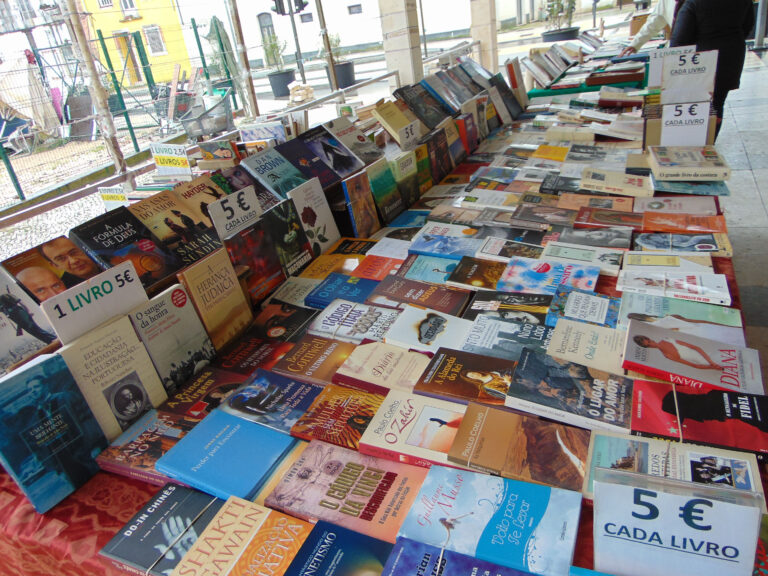 Rádio Regional do Centro: Feira de Velharias de Coimbra regressa sábado à Praça do Comércio
