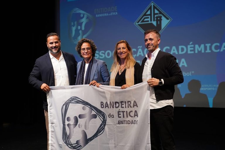 Rádio Regional do Centro: Académica de Coimbra distinguida com Bandeira da Ética pelo IPDJ