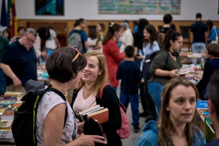 Rádio Regional do Centro: Casa da Esquina promove mais uma edição da Feira do Livro Dado