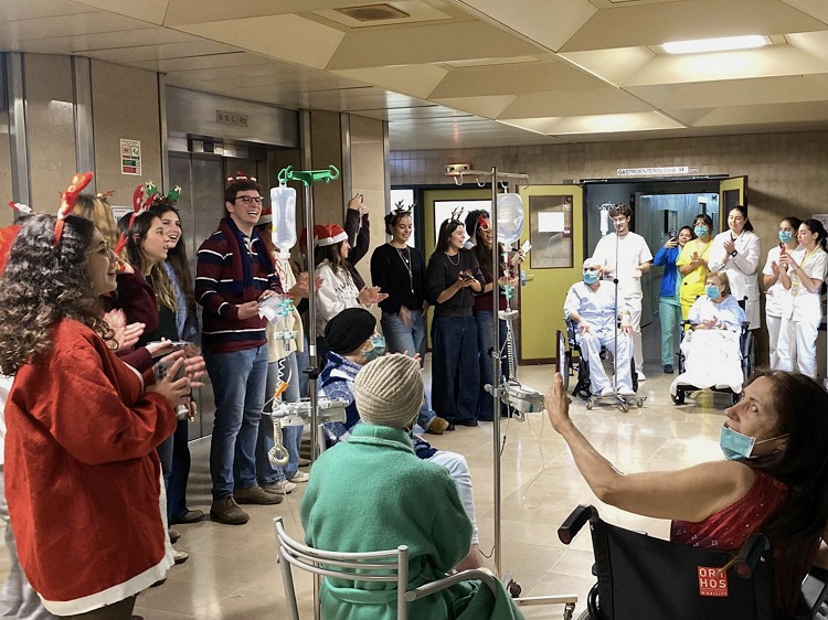 Rádio Regional do Centro: Estudantes de Medicina levam magia do Natal aos Hospitais da Universidade de Coimbra