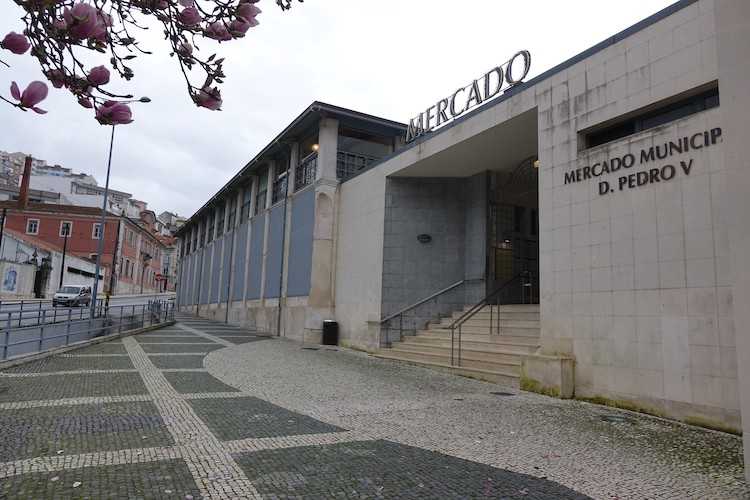 Rádio Regional do Centro: Mercado Municipal de Coimbra encerra ao público devido a instabilidade em talude histórico