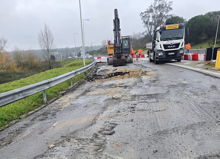 Rádio Regional do Centro: Vai continuar fechado mais 15 dias o troço da A14 entre a Figueira da Foz e Montemor