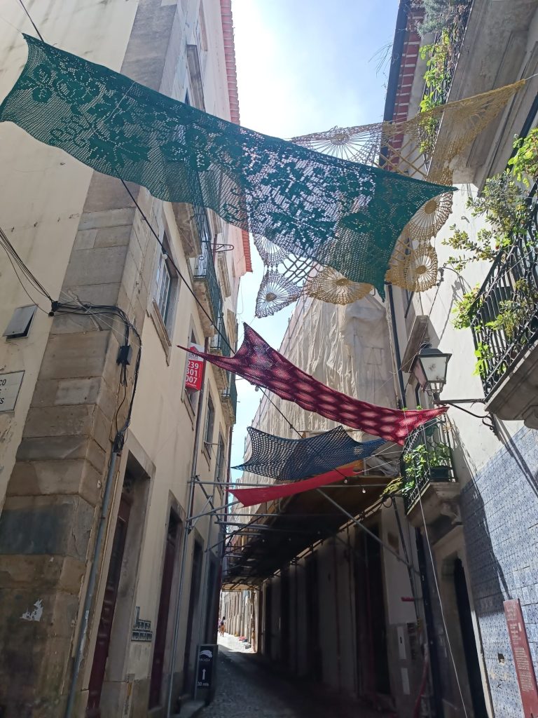 Rádio Regional do Centro: Rua Fernandes Tomás em Coimbra inaugura “Crochet Social”
