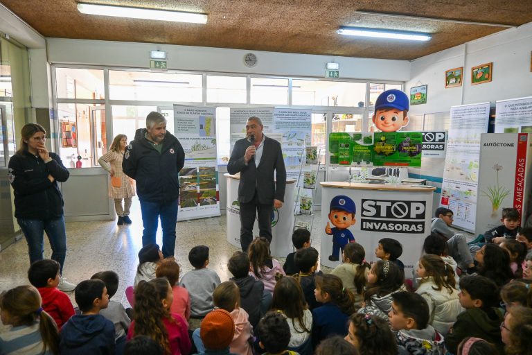 Rádio Regional do Centro: Exposição leva alerta ambiental a 300 alunos da Escola Básica de Arazede