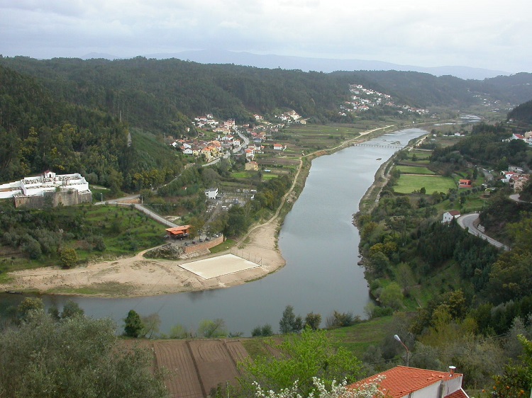 Rádio Regional do Centro: Estudo mostra presença generalizada de microplásticos nos rios Mondego e Vouga