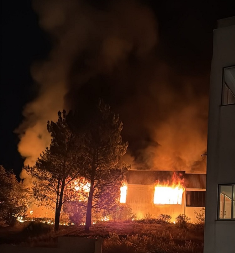 Rádio Regional do Centro: Incêndio destrói armazém de resíduos industriais em Coimbra